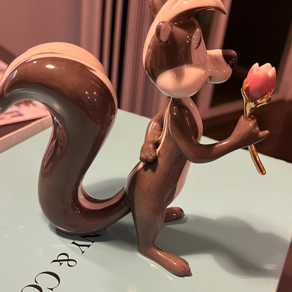 Lenox Vintage Pepe Le Pew Figurine (King of Romance) - Picture 8 of 17